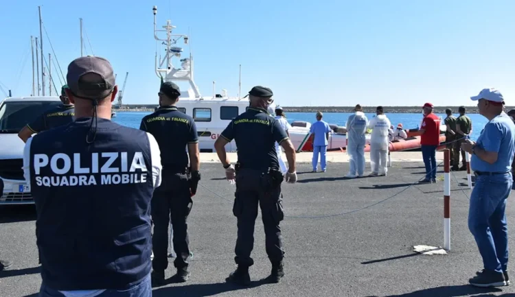 Agenti della Squadra Mobile della Polizia di Stato e militari della Guardia di Finanza nel porto di Pozzallo durante le operazioni successive allo sbarco di 86 migranti