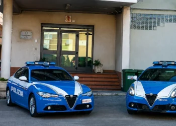 Auto della Polizia di Stato davanti al Commissariato di Vittoria, dove è stato eseguito un ordine di carcerazione