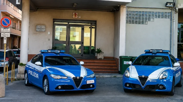 Auto della Polizia di Stato davanti al Commissariato di Vittoria, dove è stato eseguito un ordine di carcerazione