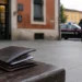 Portafogli ritrovato nei pressi della stazione ferroviaria di Guastalla con una pattuglia dei carabinieri sullo sfondo.