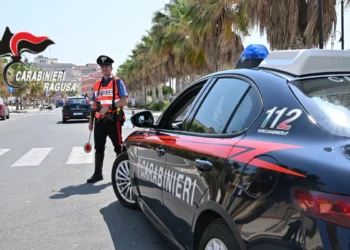 Pattuglia dei Carabinieri impegnata in un posto di controllo sul lungomare di Pozzallo durante un'operazione antidroga della Compagnia di Modica