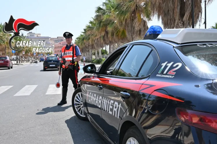 Pattuglia dei Carabinieri impegnata in un posto di controllo sul lungomare di Pozzallo durante un'operazione antidroga della Compagnia di Modica