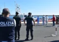 Agenti della Squadra Mobile e militari della Guardia di Finanza al porto di Pozzallo durante le operazioni successive allo sbarco di 26 migranti soccorsi in mare
