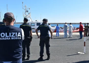 Agenti della Squadra Mobile e militari della Guardia di Finanza al porto di Pozzallo durante le operazioni successive allo sbarco di 26 migranti soccorsi in mare