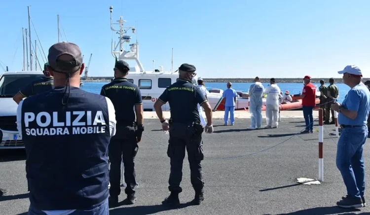 Agenti della Squadra Mobile e militari della Guardia di Finanza al porto di Pozzallo durante le operazioni successive allo sbarco di 26 migranti soccorsi in mare
