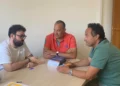 Tre persone riunite attorno a un tavolo durante un incontro tecnico dedicato al nuovo pozzo Sant'Angelo e al potenziamento della rete idrica di Frigintini, a Modica.
