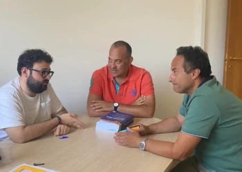 Tre persone riunite attorno a un tavolo durante un incontro tecnico dedicato al nuovo pozzo Sant'Angelo e al potenziamento della rete idrica di Frigintini, a Modica.