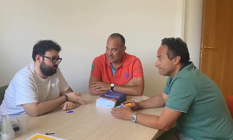 Tre persone riunite attorno a un tavolo durante un incontro tecnico dedicato al nuovo pozzo Sant'Angelo e al potenziamento della rete idrica di Frigintini, a Modica.