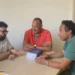 Tre persone riunite attorno a un tavolo durante un incontro tecnico dedicato al nuovo pozzo Sant'Angelo e al potenziamento della rete idrica di Frigintini, a Modica.