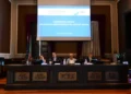 Tavolo della conferenza stampa SAC sulla privatizzazione degli aeroporti di Catania e Comiso, Camera di Commercio del Sud Est Sicilia, 31 luglio 2026.