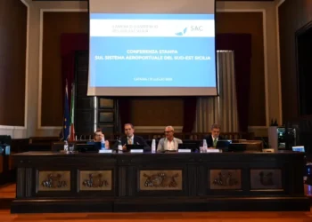 Tavolo della conferenza stampa SAC sulla privatizzazione degli aeroporti di Catania e Comiso, Camera di Commercio del Sud Est Sicilia, 31 luglio 2026.