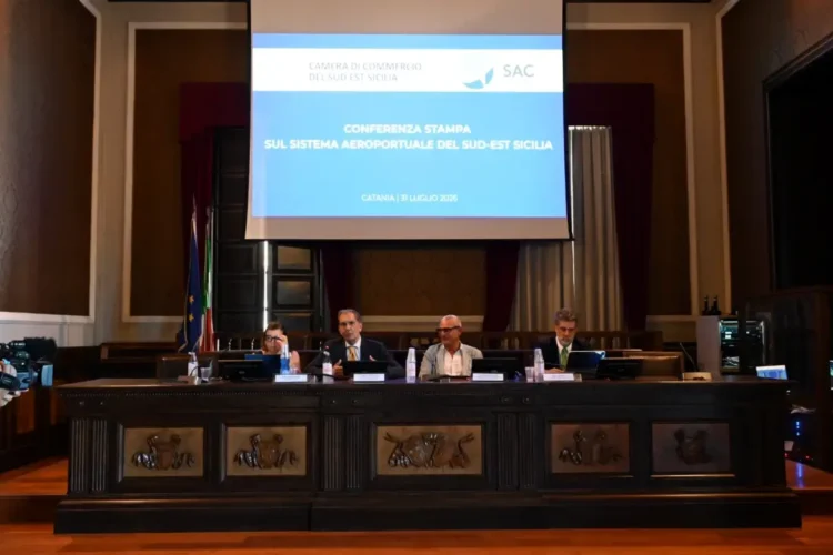 Tavolo della conferenza stampa SAC sulla privatizzazione degli aeroporti di Catania e Comiso, Camera di Commercio del Sud Est Sicilia, 31 luglio 2026.