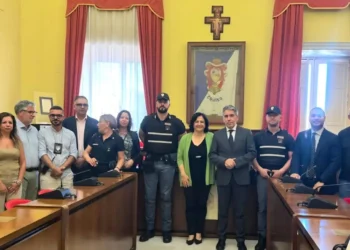Il questore di Ragusa Salvatore Fazzino, il sindaco Maria Rita Schembari, agenti della Polizia di Stato e amministratori durante l'incontro al Municipio di Comiso dedicato alla nuova dotazione di giubbotti antiproiettile