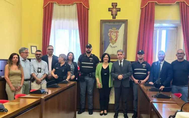 Il questore di Ragusa Salvatore Fazzino, il sindaco Maria Rita Schembari, agenti della Polizia di Stato e amministratori durante l'incontro al Municipio di Comiso dedicato alla nuova dotazione di giubbotti antiproiettile