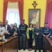 Il questore di Ragusa Salvatore Fazzino, il sindaco Maria Rita Schembari, agenti della Polizia di Stato e amministratori durante l'incontro al Municipio di Comiso dedicato alla nuova dotazione di giubbotti antiproiettile