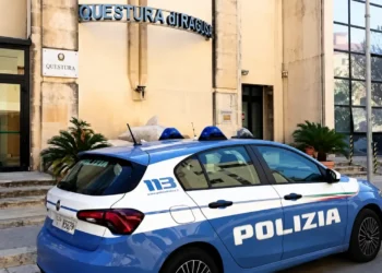 Auto della Polizia di Stato parcheggiata davanti alla Questura di Ragusa, sede da cui è stato emesso un Daspo fuori contesto nei confronti di un tifoso di Vittoria.