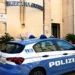 Auto della Polizia di Stato parcheggiata davanti alla Questura di Ragusa, sede da cui è stato emesso un Daspo fuori contesto nei confronti di un tifoso di Vittoria.