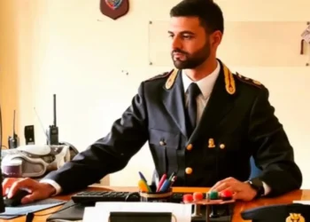 Il nuovo dirigente della Squadra Mobile della Questura di Ragusa nel suo ufficio durante l'attività di servizio