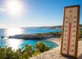 Termometro oltre i 40 gradi davanti al mare della costa ragusana durante l'allerta rossa per il caldo in Sicilia