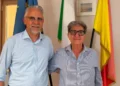Incontro istituzionale tra due rappresentanti negli uffici del Centro per l'Impiego di Ragusa durante la presentazione degli interventi finanziati dal PNRR