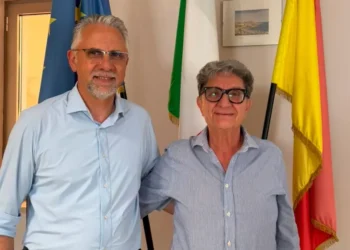Incontro istituzionale tra due rappresentanti negli uffici del Centro per l'Impiego di Ragusa durante la presentazione degli interventi finanziati dal PNRR