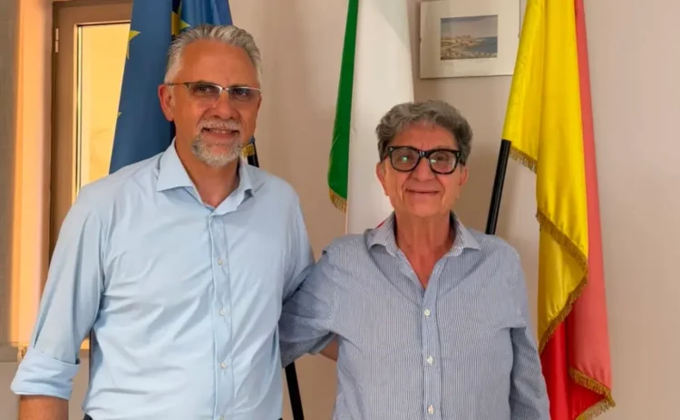 Incontro istituzionale tra due rappresentanti negli uffici del Centro per l'Impiego di Ragusa durante la presentazione degli interventi finanziati dal PNRR