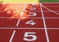 Corsie numerate di una pista di atletica all'interno di un impianto sportivo comunale, immagine rappresentativa del bando per la concessione delle strutture sportive a Ragusa.