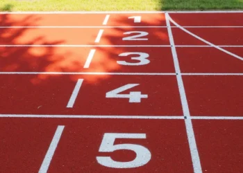 Corsie numerate di una pista di atletica all'interno di un impianto sportivo comunale, immagine rappresentativa del bando per la concessione delle strutture sportive a Ragusa.