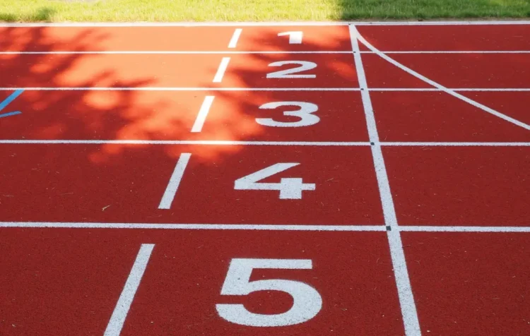 Corsie numerate di una pista di atletica all'interno di un impianto sportivo comunale, immagine rappresentativa del bando per la concessione delle strutture sportive a Ragusa.