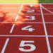 Corsie numerate di una pista di atletica all'interno di un impianto sportivo comunale, immagine rappresentativa del bando per la concessione delle strutture sportive a Ragusa.