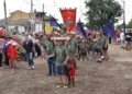 Partecipanti del Palio delle Contrade sfilano a Tre Casuzze con gonfaloni e un vitellino durante la prima tappa della seconda edizione a Ragusa.