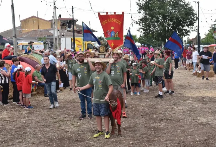 Partecipanti del Palio delle Contrade sfilano a Tre Casuzze con gonfaloni e un vitellino durante la prima tappa della seconda edizione a Ragusa.