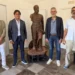 La statua restaurata della Tomba dei Picialuori esposta al Museo della Città di Ragusa, affiancata da quattro persone durante la presentazione del recupero.