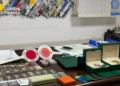 Lingotti d'oro, gioielli e orologi di lusso sequestrati dalla Guardia di Finanza e dall'Agenzia delle Dogane durante un controllo al porto di Pozzallo