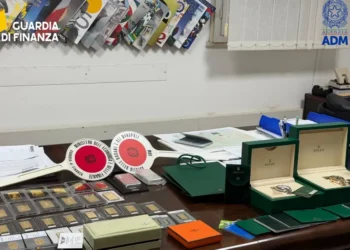 Lingotti d'oro, gioielli e orologi di lusso sequestrati dalla Guardia di Finanza e dall'Agenzia delle Dogane durante un controllo al porto di Pozzallo