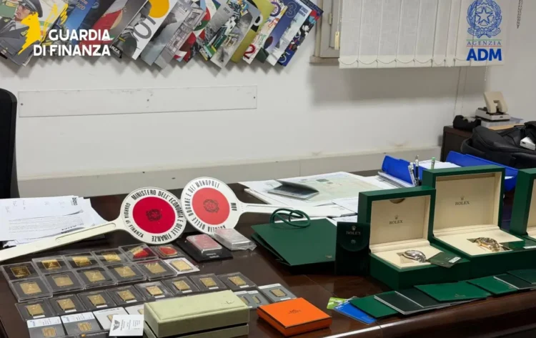 Lingotti d'oro, gioielli e orologi di lusso sequestrati dalla Guardia di Finanza e dall'Agenzia delle Dogane durante un controllo al porto di Pozzallo