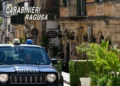 Auto dei Carabinieri a Ragusa durante un'attività di controllo, immagine utilizzata a corredo della notizia sulla denuncia.