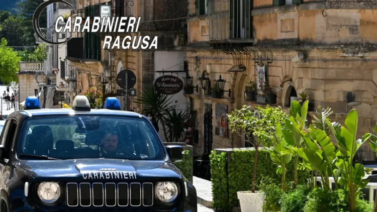 Auto dei Carabinieri a Ragusa durante un'attività di controllo, immagine utilizzata a corredo della notizia sulla denuncia.