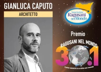 Ritratto dell'architetto Gianluca Caputo, premiato alla 31ª edizione del Premio Ragusani nel Mondo 2026, con il logo dell'associazione e della manifestazione