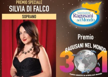 Premio Ragusani nel Mondo 2026 dedicata al soprano Silvia Di Falco, premiata con un riconoscimento speciale, con ritratto dell'artista e logo dell'associazione