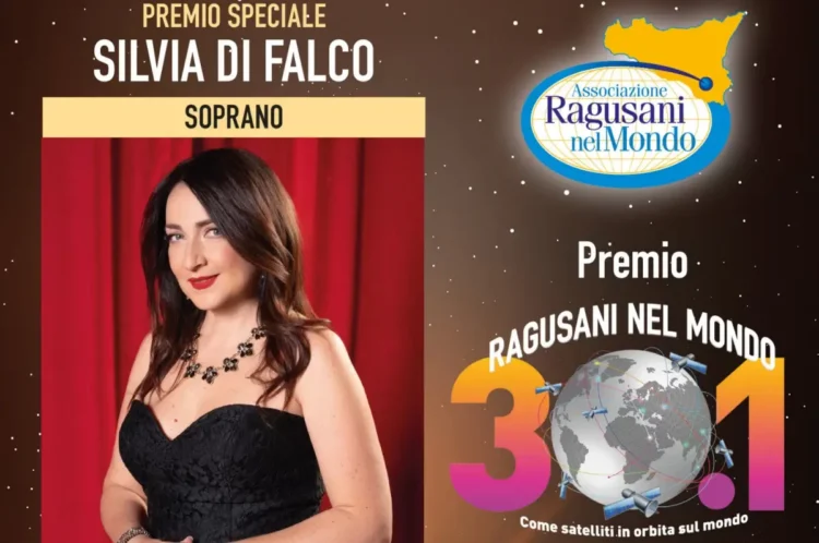 Premio Ragusani nel Mondo 2026 dedicata al soprano Silvia Di Falco, premiata con un riconoscimento speciale, con ritratto dell'artista e logo dell'associazione