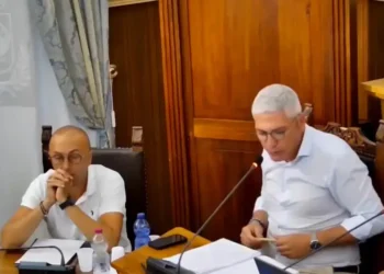 Due amministratori al tavolo del Consiglio comunale di Santa Croce Camerina durante la seduta del 29 luglio 2026