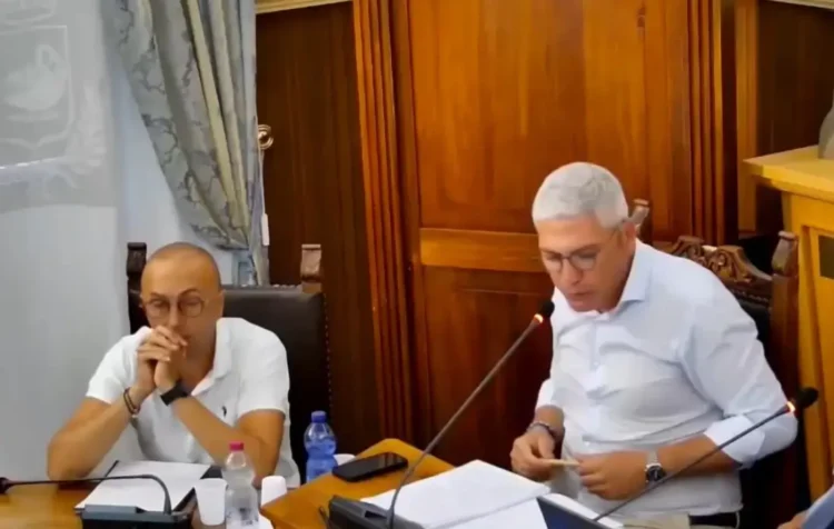 Due amministratori al tavolo del Consiglio comunale di Santa Croce Camerina durante la seduta del 29 luglio 2026