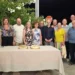 Gli ex studenti della classe V D dell'ITC Archimede di Modica posano insieme ai loro docenti durante la reunion organizzata a 40 anni dal diploma, davanti al tavolo con le torte celebrative