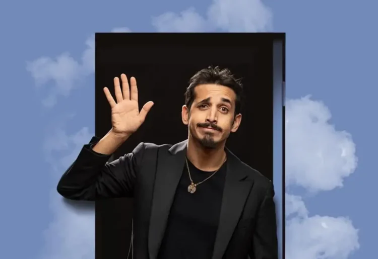 Roberto Lipari in posa con la mano alzata, in abito scuro su sfondo con nuvole, foto promozionale dello spettacolo