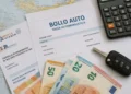 Documenti relativi al bollo auto della Regione Siciliana con cartella di pagamento, banconote in euro, chiavi dell'auto e calcolatrice, a rappresentare la verifica dei debiti e le eventuali definizioni agevolate.