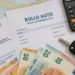 Documenti relativi al bollo auto della Regione Siciliana con cartella di pagamento, banconote in euro, chiavi dell'auto e calcolatrice, a rappresentare la verifica dei debiti e le eventuali definizioni agevolate.