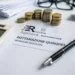 Documento sulla Rottamazione-quinquies con calcolatrice, penna e monete in euro su una scrivania, simbolo della definizione agevolata dei tributi locali