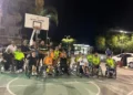 Atleti della Crazy Wheels Ragusa, ospiti e Vigili del Fuoco posano insieme sul campo al termine del torneo Ruote Pazze Ragusa di basket in carrozzina a Marina di Ragusa