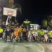 Atleti della Crazy Wheels Ragusa, ospiti e Vigili del Fuoco posano insieme sul campo al termine del torneo Ruote Pazze Ragusa di basket in carrozzina a Marina di Ragusa
